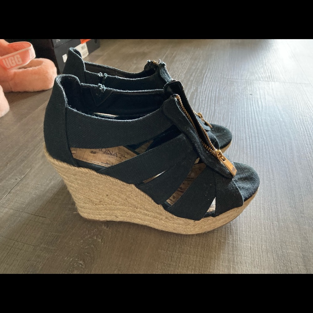 Black Wedges